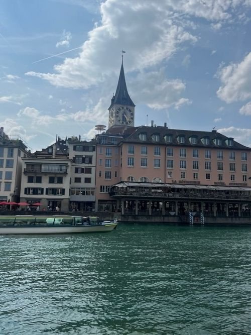 Women travelers – Limmat River